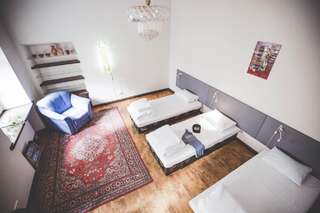 Хостелы Hostel Jamaika Вильнюс Трехместный номер с общей ванной комнатой-1