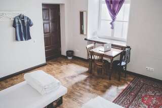 Хостелы Hostel Jamaika Вильнюс Трехместный номер с общей ванной комнатой-2