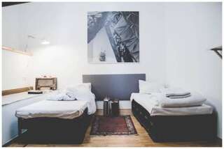 Хостелы Hostel Jamaika Вильнюс Двухместный номер с 2 отдельными кроватями и общей ванной комнатой-1