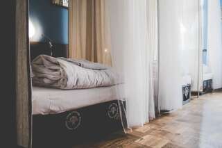 Хостелы Hostel Jamaika Вильнюс Односпальная кровать в общем номере для мужчин и женщин с 7 кроватями-5