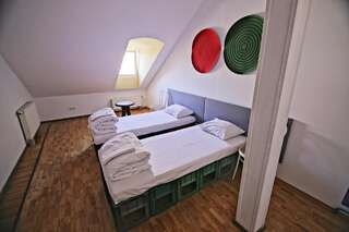 Хостелы Hostel Jamaika Вильнюс Двухместный номер с 1 кроватью и общей ванной комнатой-1