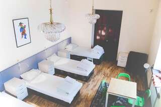 Хостелы Hostel Jamaika Вильнюс Четырехместный номер с общей ванной комнатой-3