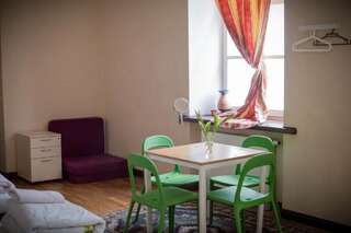 Хостелы Hostel Jamaika Вильнюс Четырехместный номер с общей ванной комнатой-5