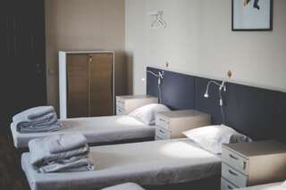 Хостелы Hostel Jamaika Вильнюс Четырехместный номер с общей ванной комнатой-7